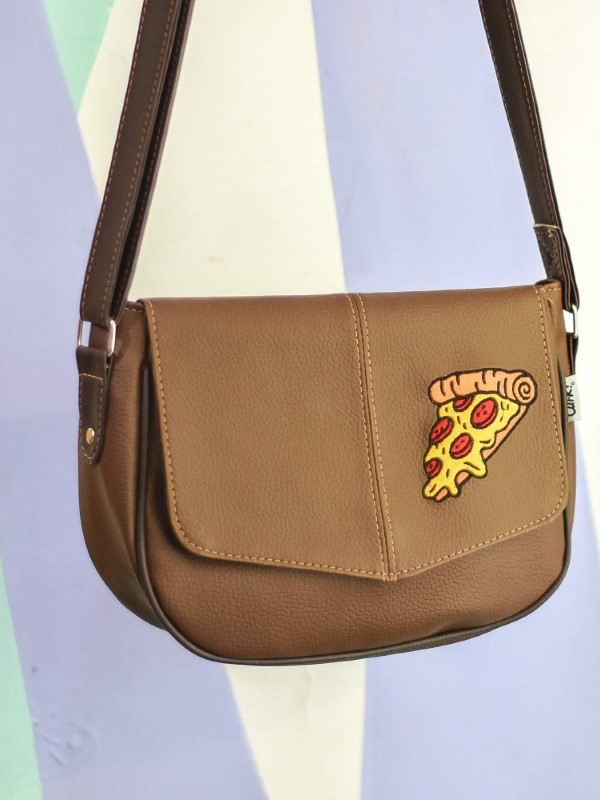 Bandolera Chichi Mediana Cuerina Marron Chocolate con Parche Pizza